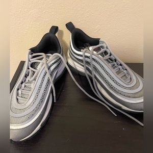 Silver air max 7 in men & 9 in women.Good condition just need a little cleaning